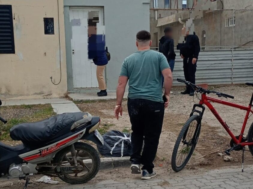 Intentó robar una moto en pleno mediodía y fue reducido por el dueño