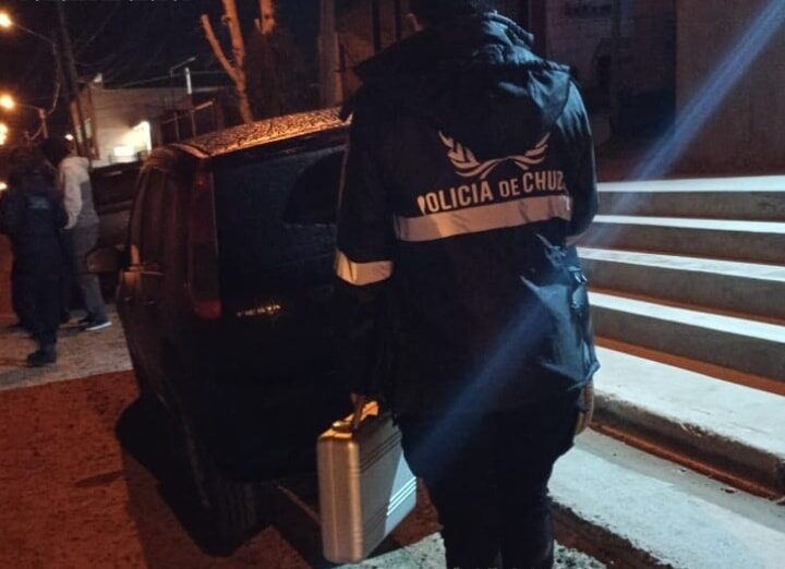 Intentó abrir dos autos y fue reducido por vecinos