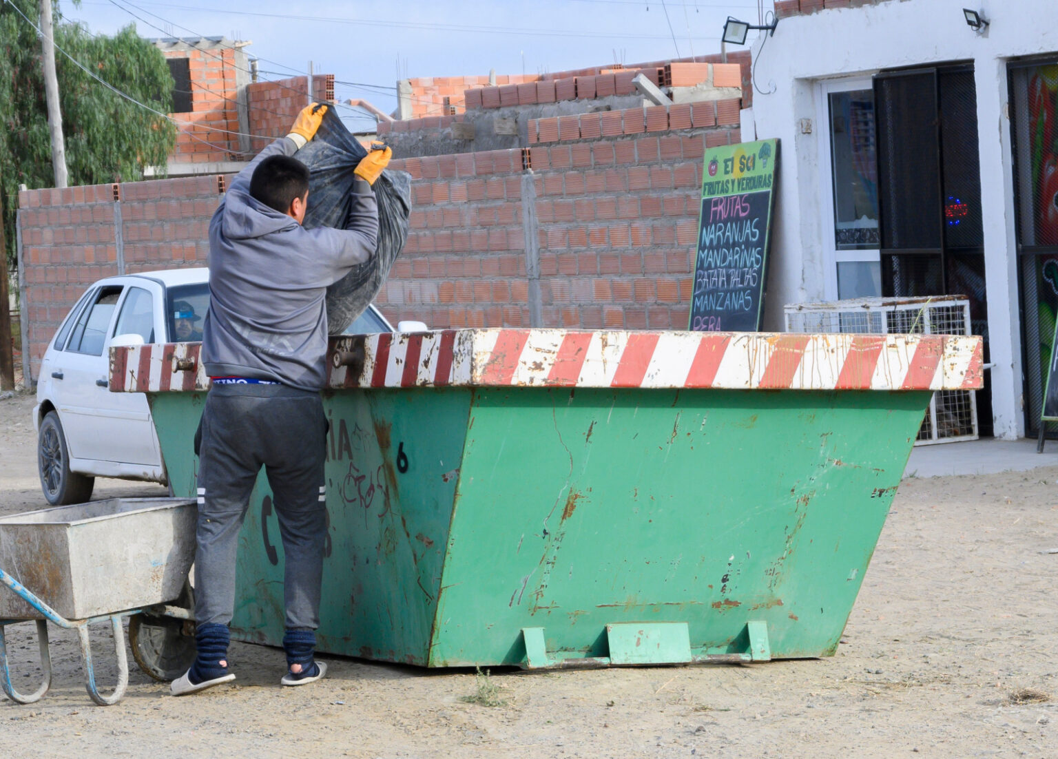 Continúa la campaña de limpieza urbana en los barrios Rucal Hue y Nueva Chubut