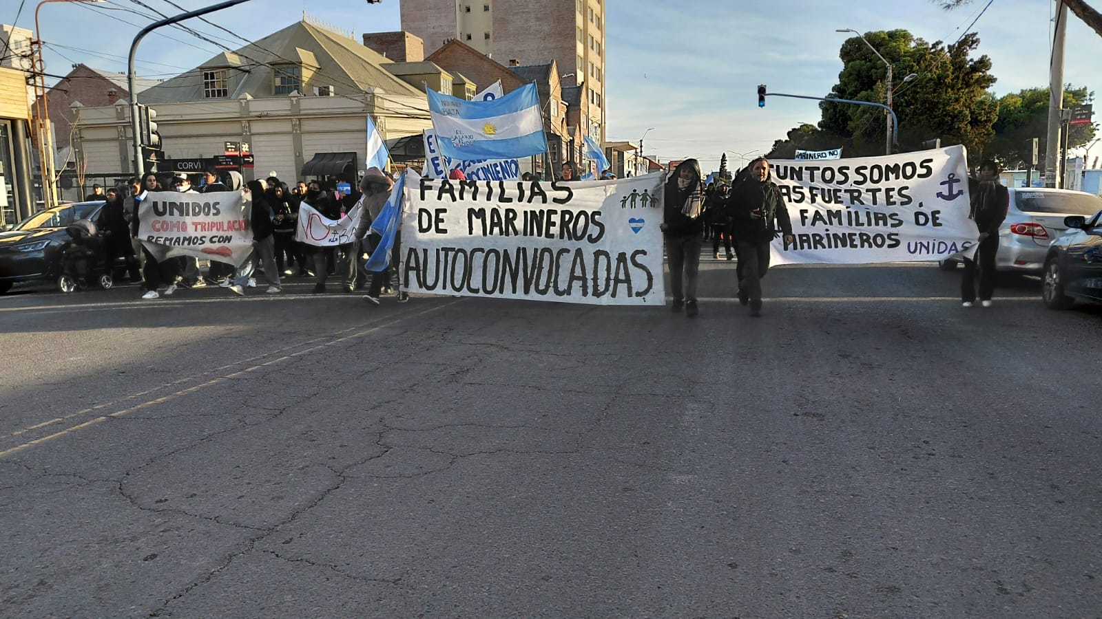 Cacerolazo y marcha de familias de marineros en defensa de salarios dignos