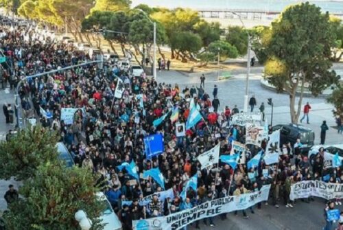 Universidades convocan a una marcha federal de antorchas en defensa de la educación pública