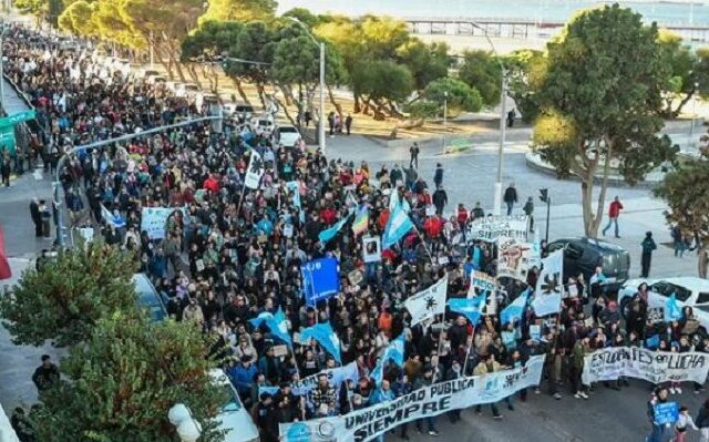 Universidades convocan a una marcha federal de antorchas en defensa de la educación pública