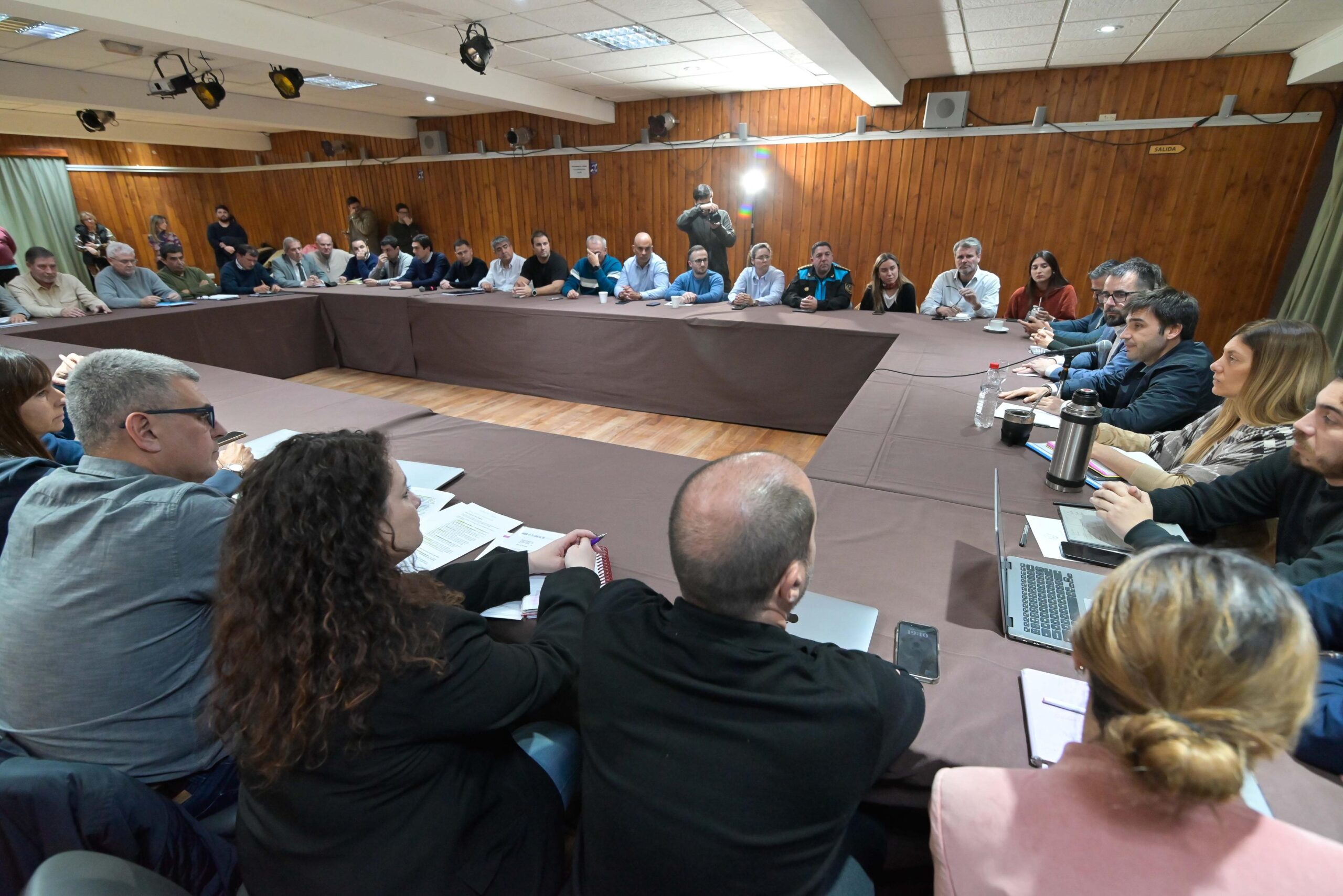 Reunión de gabinete ampliado con foco en obras, desarrollo económico y seguridad vial