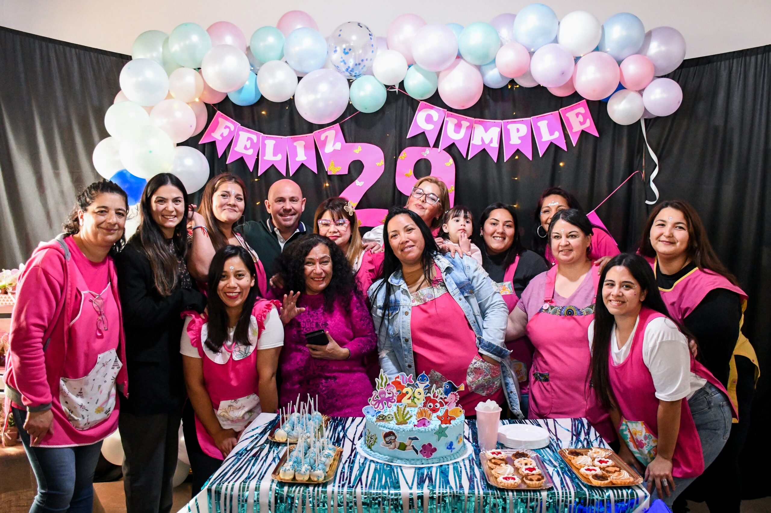 El intendente de Puerto Madryn, Gustavo Sastre, visitó el Centro de Primera Infancia (CPI) “Laurita Vicuña”, donde se realizaron distintas actividades para conmemorar el 29º aniversario de dicho espacio. En dicha oportunidad, el Jefe Comunal remarcó el compromiso del Municipio con las familias y con la primera infancia de los niños y las niñas de nuestra ciudad.  El “Laurita Vicuña” es uno de los ocho CPI distribuidos en los distintos barrios de Puerto Madryn, al que asisten niños y niñas de entre 45 días y dos años. A lo largo de estas casi tres décadas se consolidó como un pilar de apoyo comunitario y educativo.  Acompañamiento permanente  Al respecto, el Intendente dijo: “El Centro de Primera Infancia ‘Laurita Vicuña’ celebró sus 29 años de historia y estuvimos presentes, compartiendo con quienes trabajan en este lugar y con los niños y niñas que asisten a este espacio, acompañados de sus familias”.  “Esta gestión sigue fortaleciendo el funcionamiento de los CPI, brindando contención, estimulación temprana y acompañamiento a las familias en su rol educativo”, agregó Sastre.