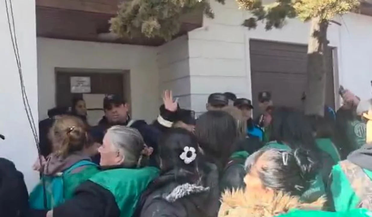 Denuncian penalmente a dirigentes de ATE por el violento ataque a policías en Comodoro