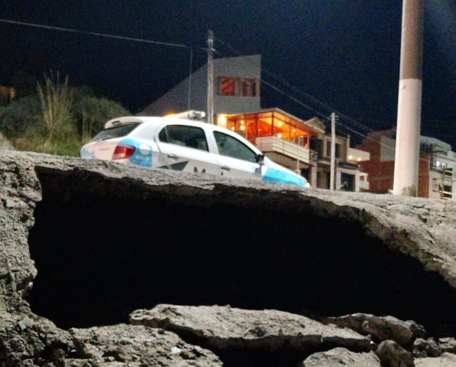 Cedió parte del terreno en la costanera norte debido al fuerte oleaje y mareas extraordinarias