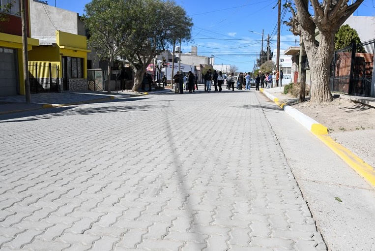 Puerto Madryn continúa con un intenso plan de adoquinado en los barrios