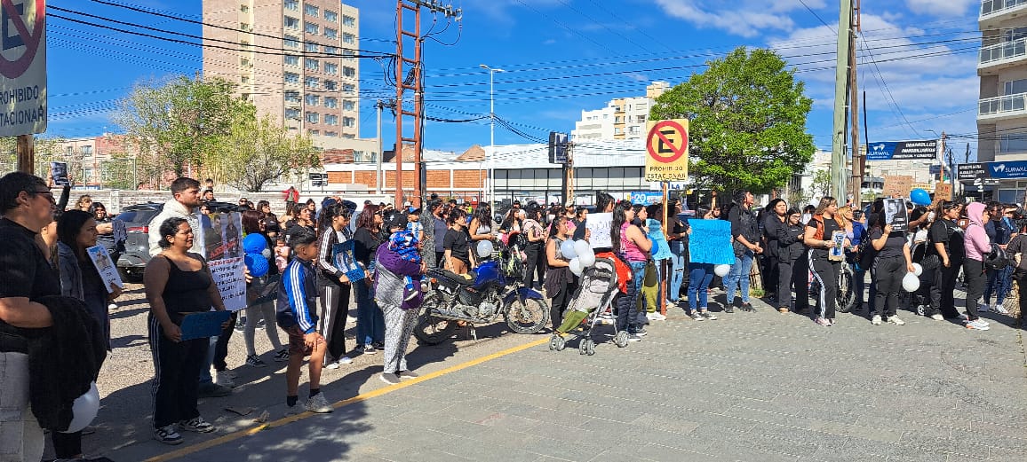Familiares y vecinos marcharon por justicia tras la muerte del bebé Elías Mateo en Puerto Madryn