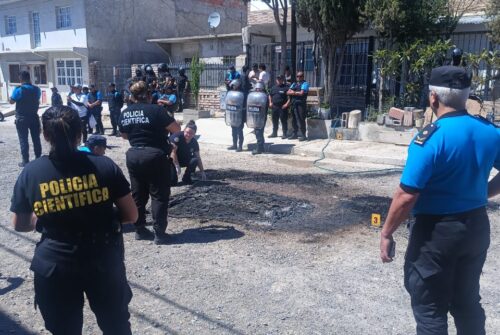 Lesiones a dos policías: prisión preventiva domiciliaria para las cuatro imputadas por provocar el incendio