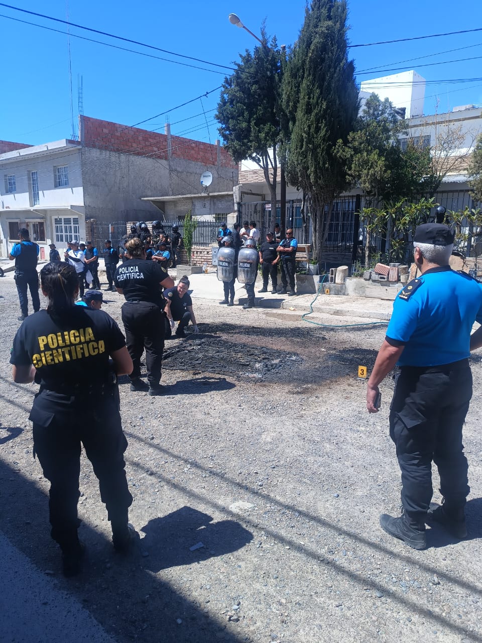 Lesiones a dos policías: prisión preventiva domiciliaria para las cuatro imputadas por provocar el incendio