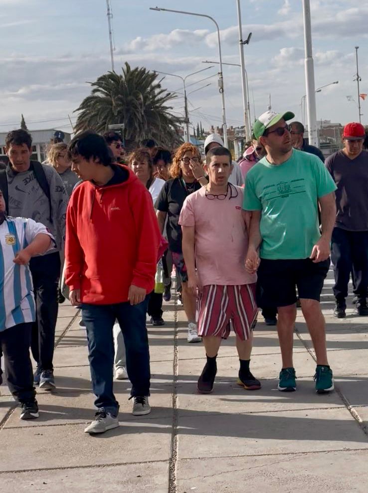 Caminata inclusiva por el Día de la Educación Física