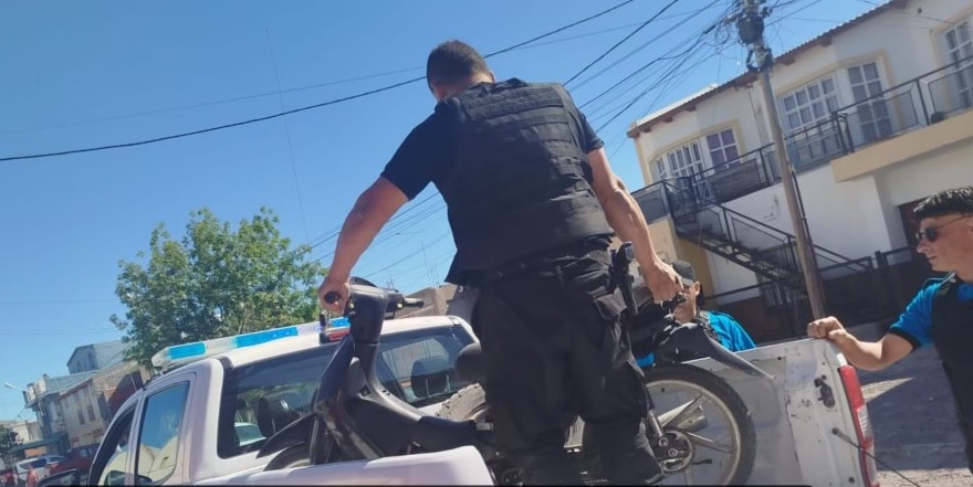 Abandonó a su acompañante para huir de un control policial