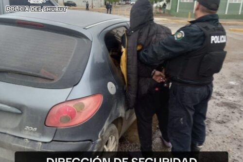 Arrojaron piedras a la policía y chocaron un vehículo robado durante la huida