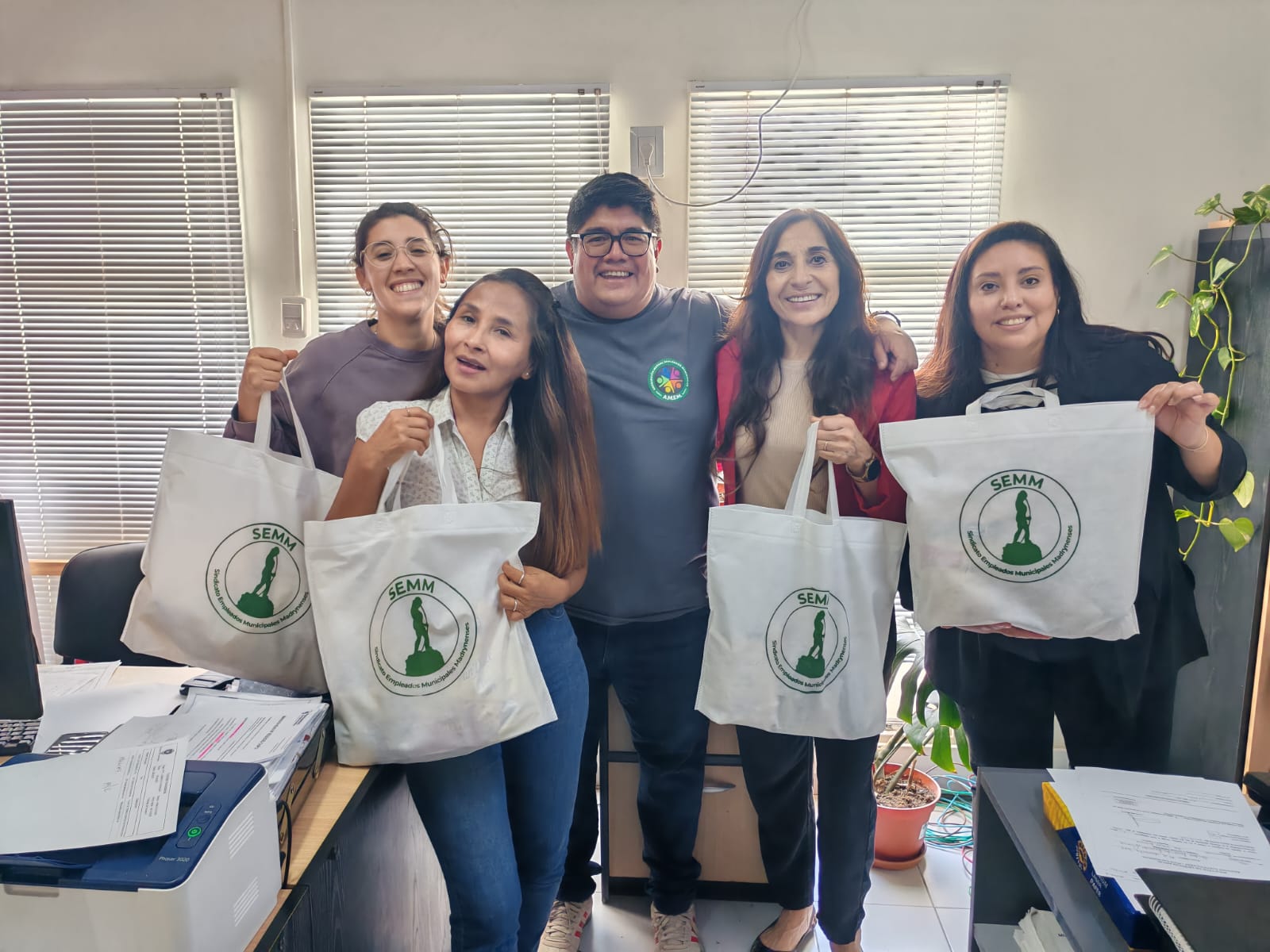 El SEMM comenzó con la entrega de cajas navideñas a sus afiliados