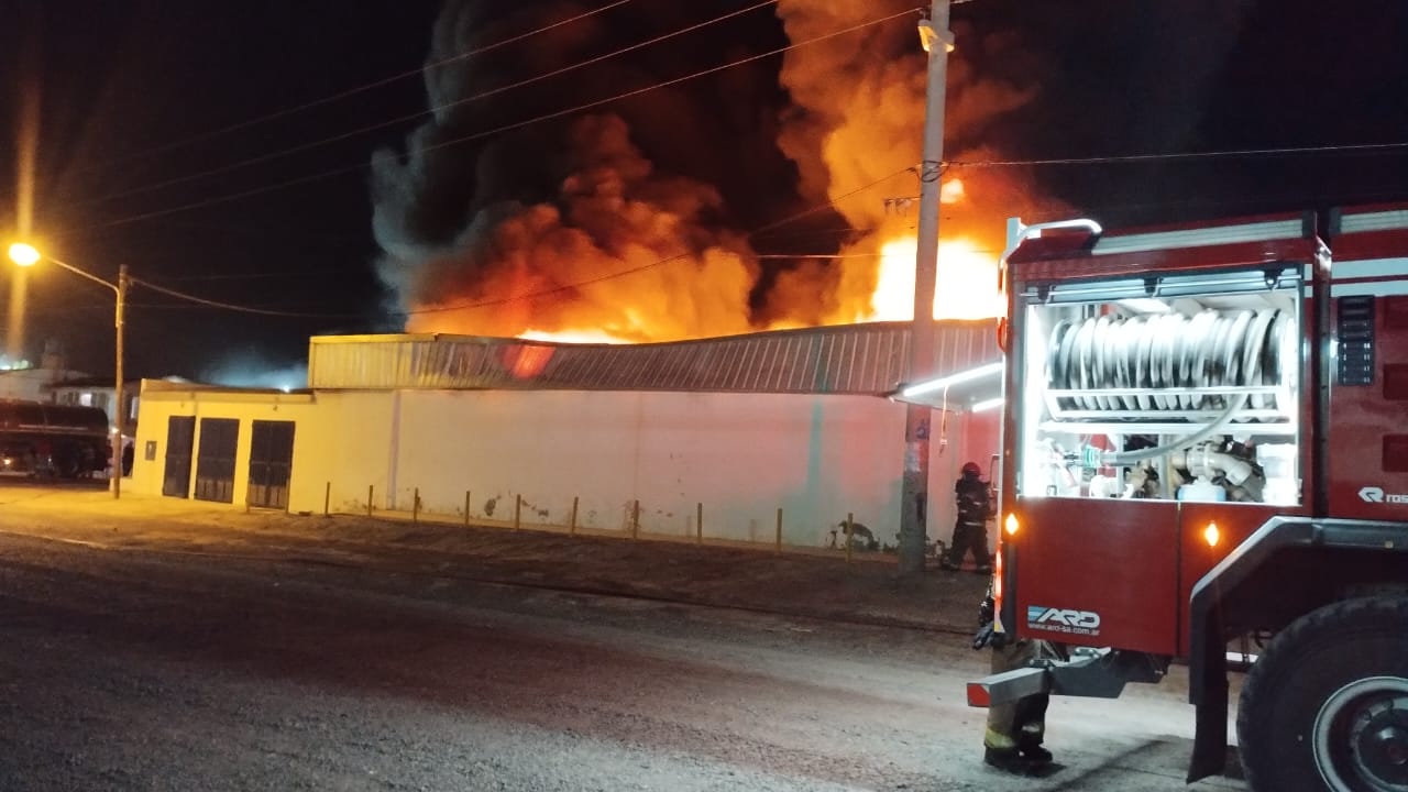 Devastador incendio destruyó la planta pesquera Achernar