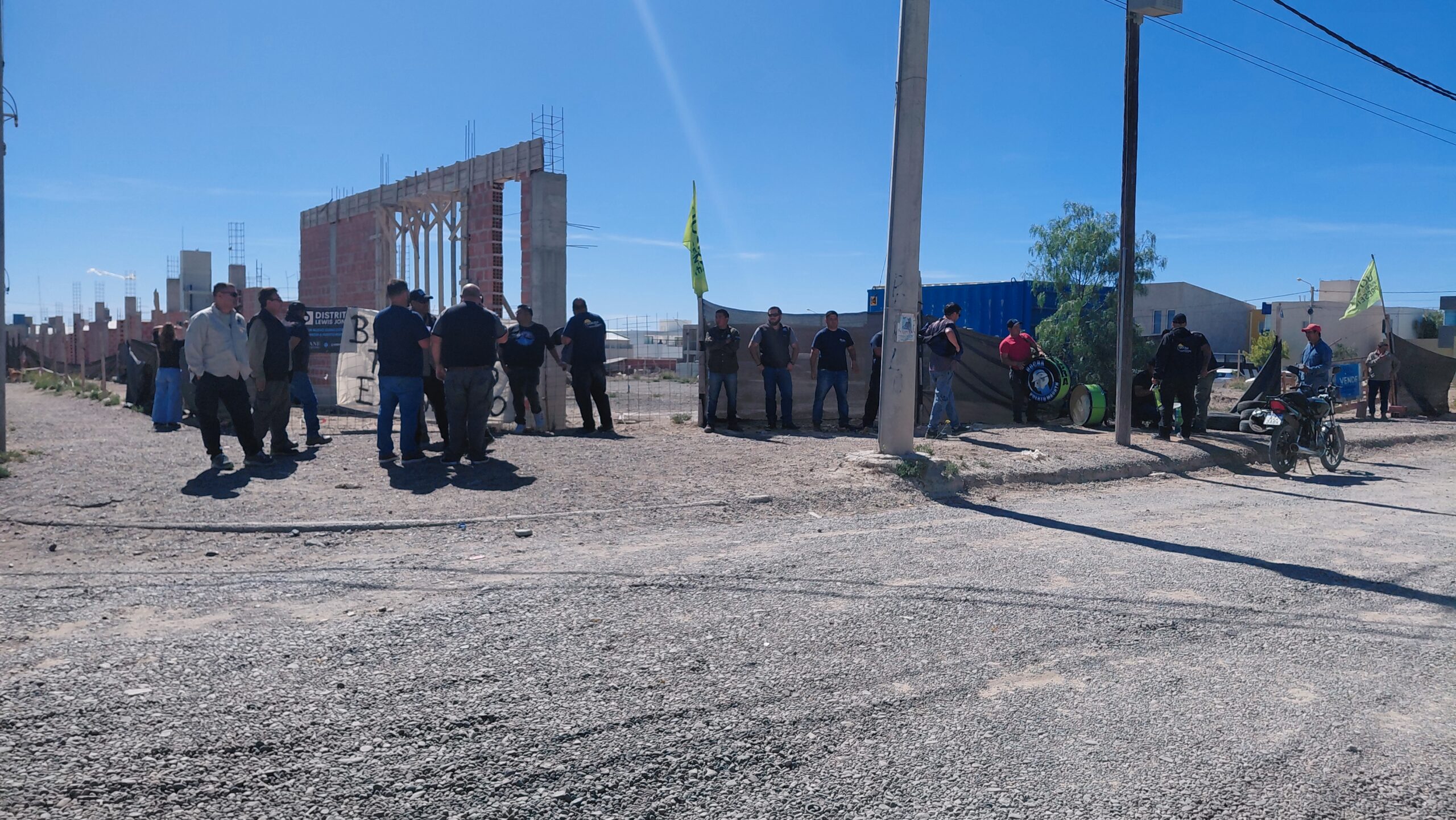 Trabajadores de la construcción denuncian falta de pagos y ausencia de la empresa responsable