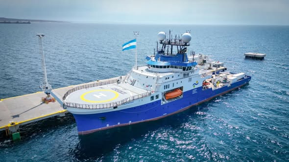 El barco RV Falkor Too permanecerá 10 días amarrado en el muelle Piedra Buena
