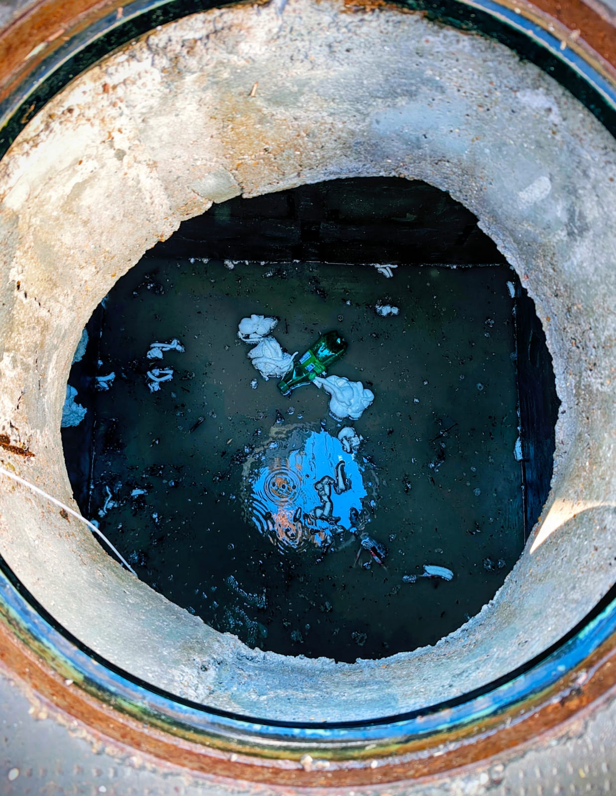 Servicoop advirtió por obstrucciones en la red cloacal tras hallar espuma industrial y botellas en colectores céntricos