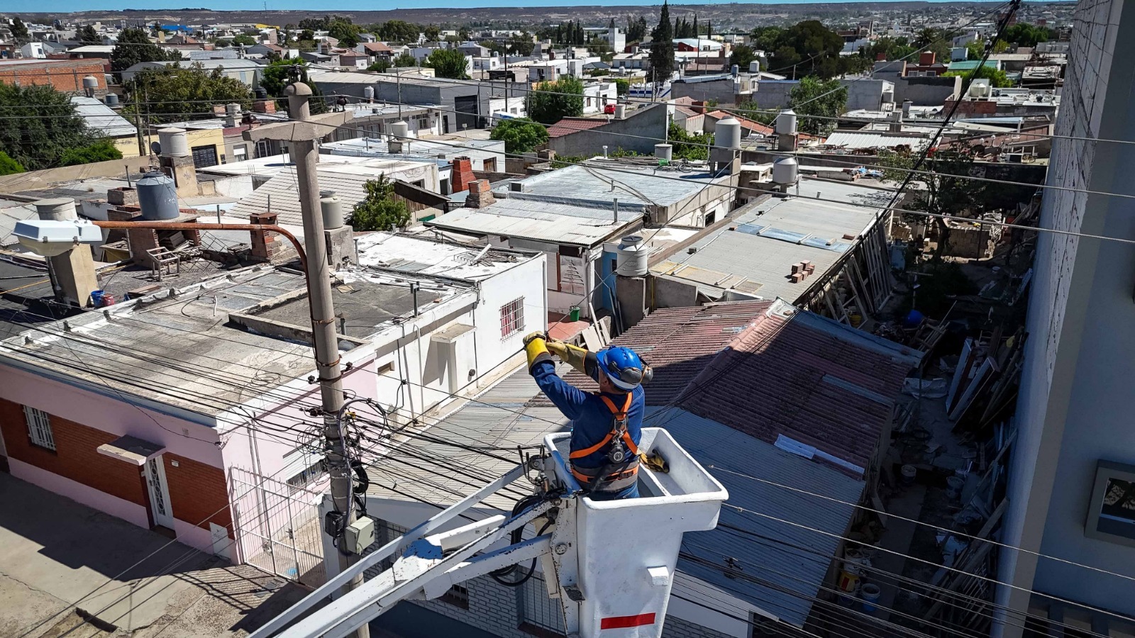 Servicoop advierte por la colocación irregular de fibra óptica cerca de redes eléctricas