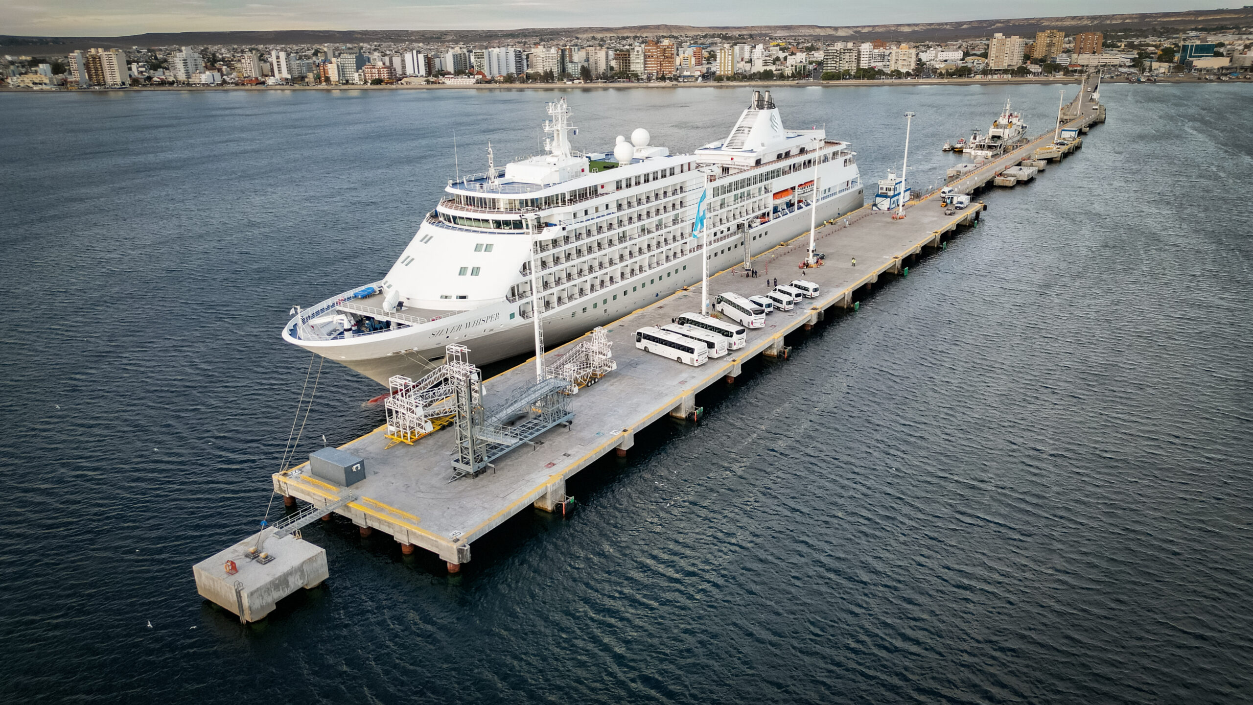 El crucero Silver Whisper concretó su última recalada de la temporada en Chubut