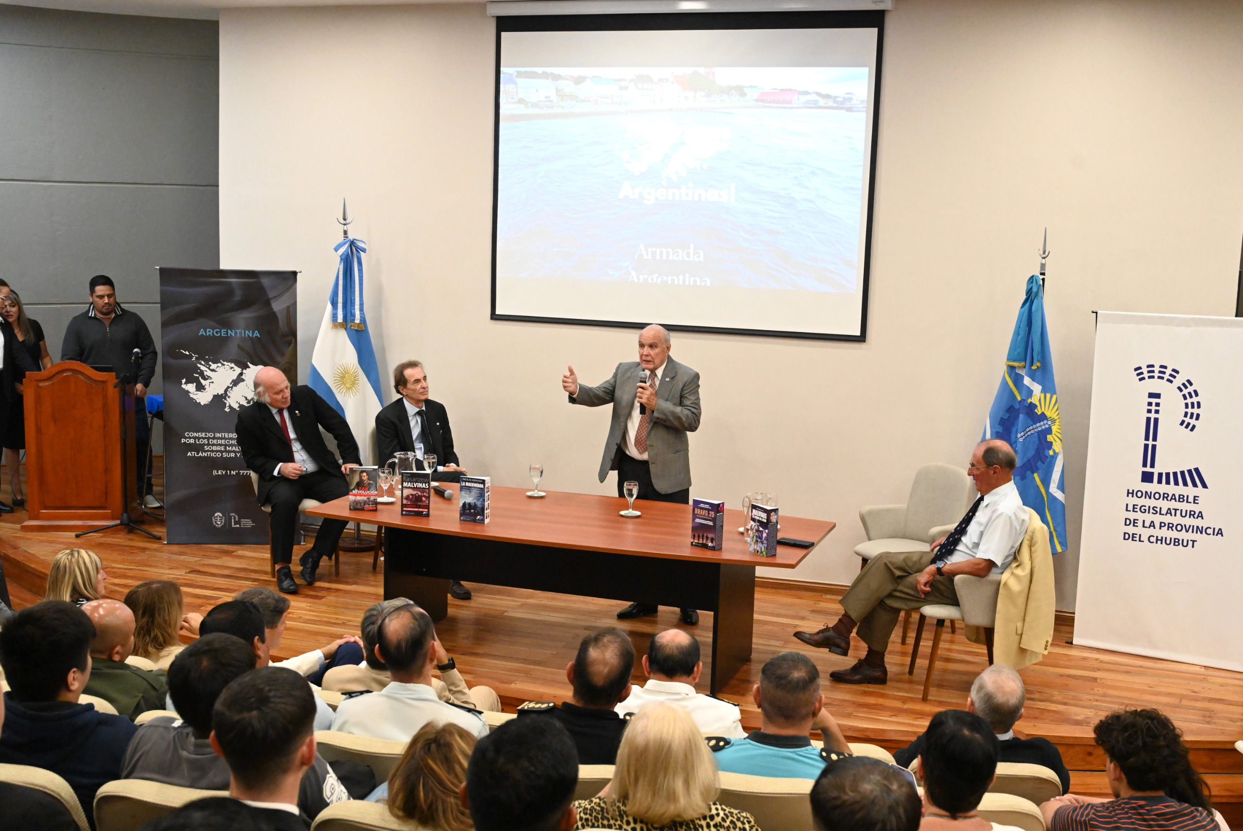 Pilotos aeronavales y veteranos compartieron sus experiencias de Malvinas en la Legislatura