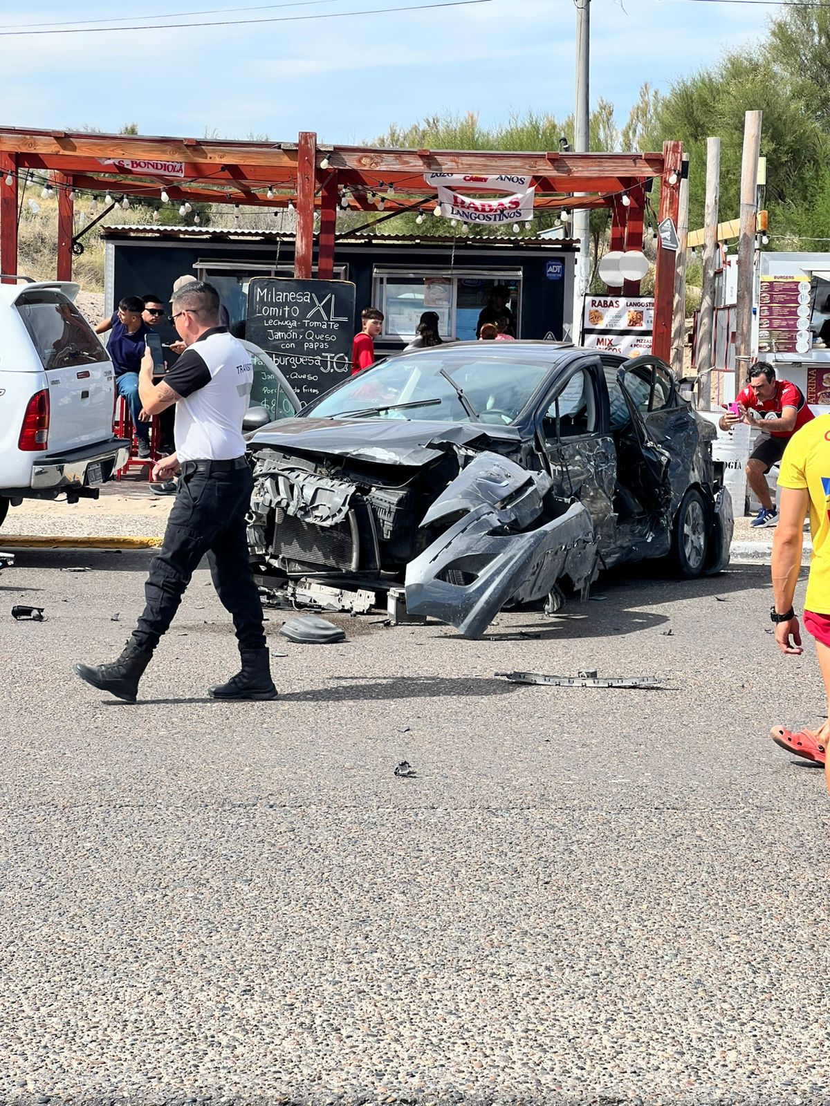 Un auto fuera de control impactó contra tres vehículos estacionados en la curva del Indio