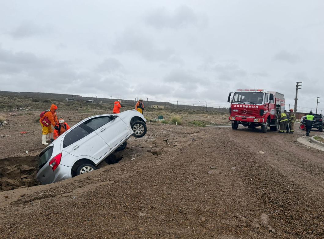 Cayó en una zanja y debió ser rescatado por los bomberos