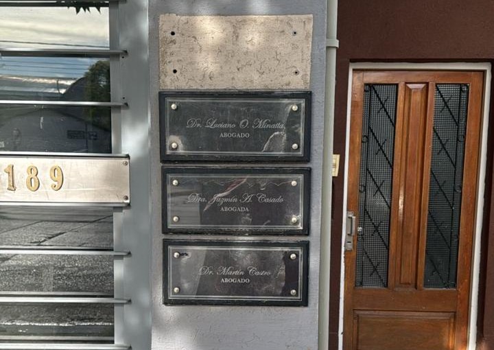 Miquelarena arrancó la placa de la puerta del estudio jurídico que comparte con Castro
