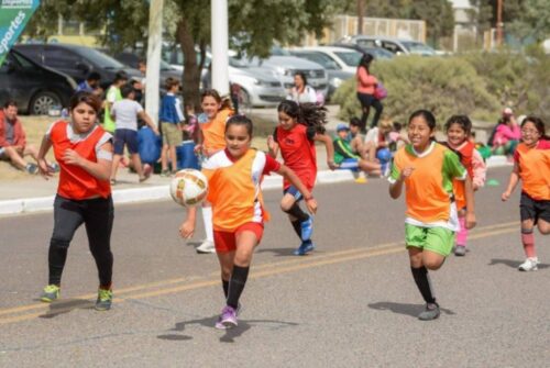 Más de 80 talleres municipales se reúnen en una jornada multideportiva en la costa de Puerto Madryn