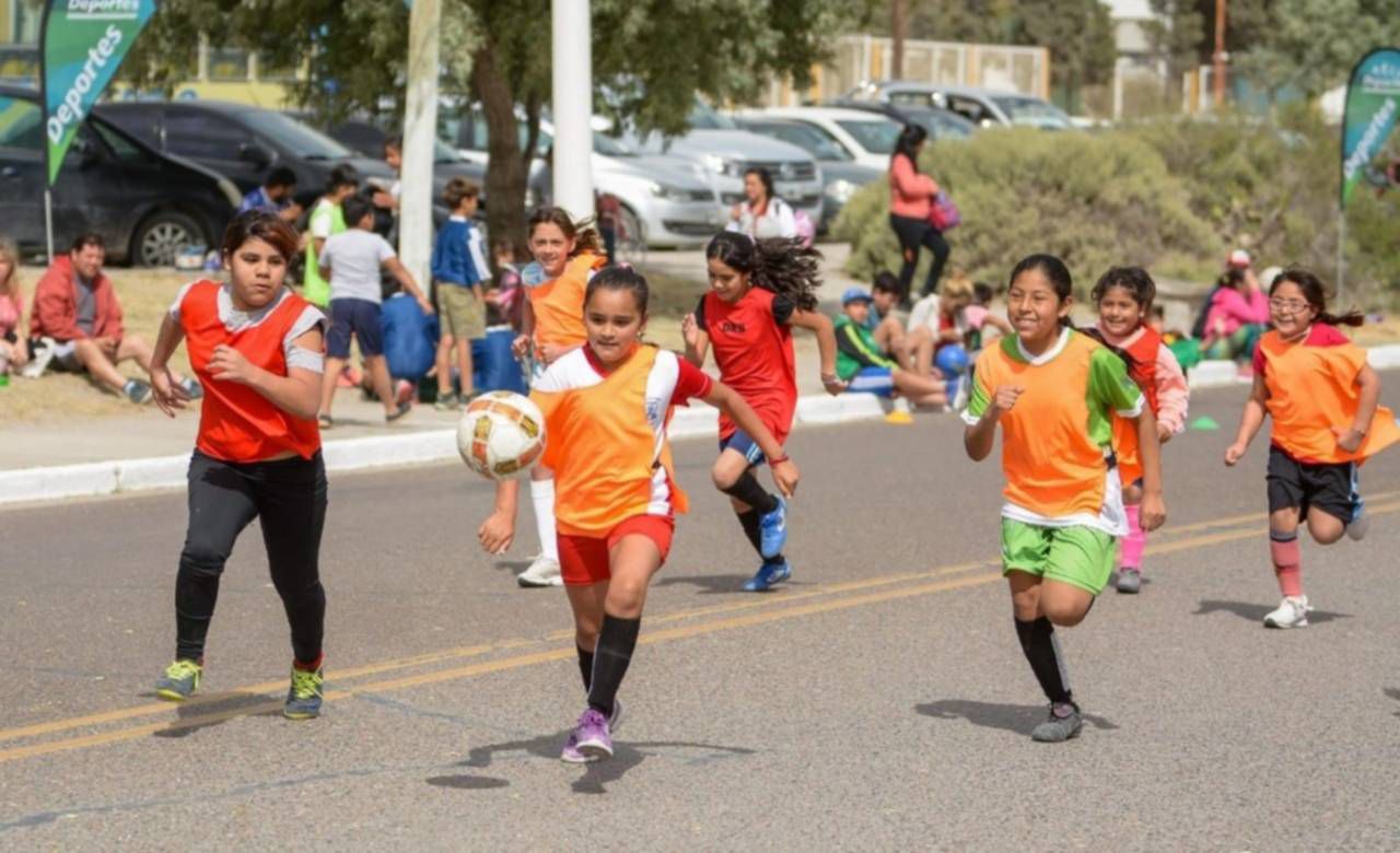 Más de 80 talleres municipales se reúnen en una jornada multideportiva en la costa de Puerto Madryn