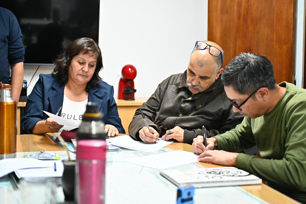 Paritaria estatal en Chubut: acuerdan subas del 6% y un bono
