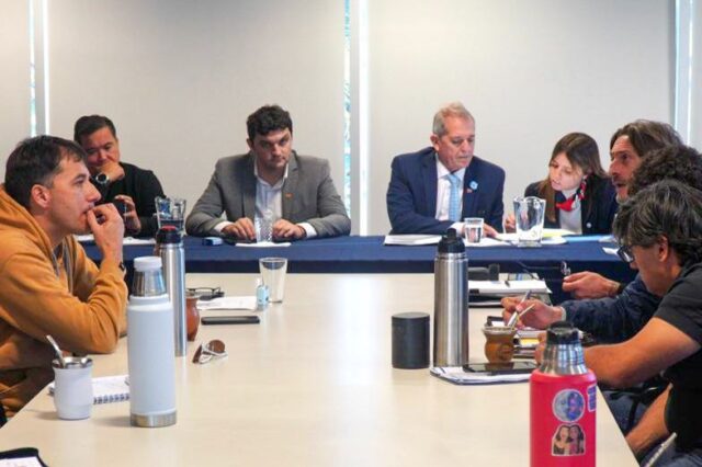 Provincia presentó una oferta  que garantiza un salario docente inicial por encima del millón de pesos de bolsillo