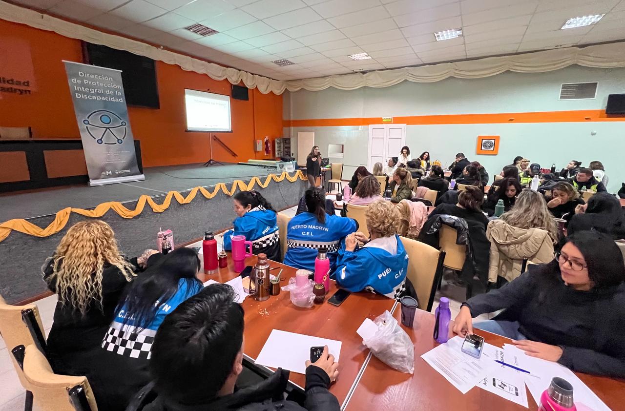 Más de 120 trabajadores municipales se capacitaron en herramientas de comunicación inclusiva