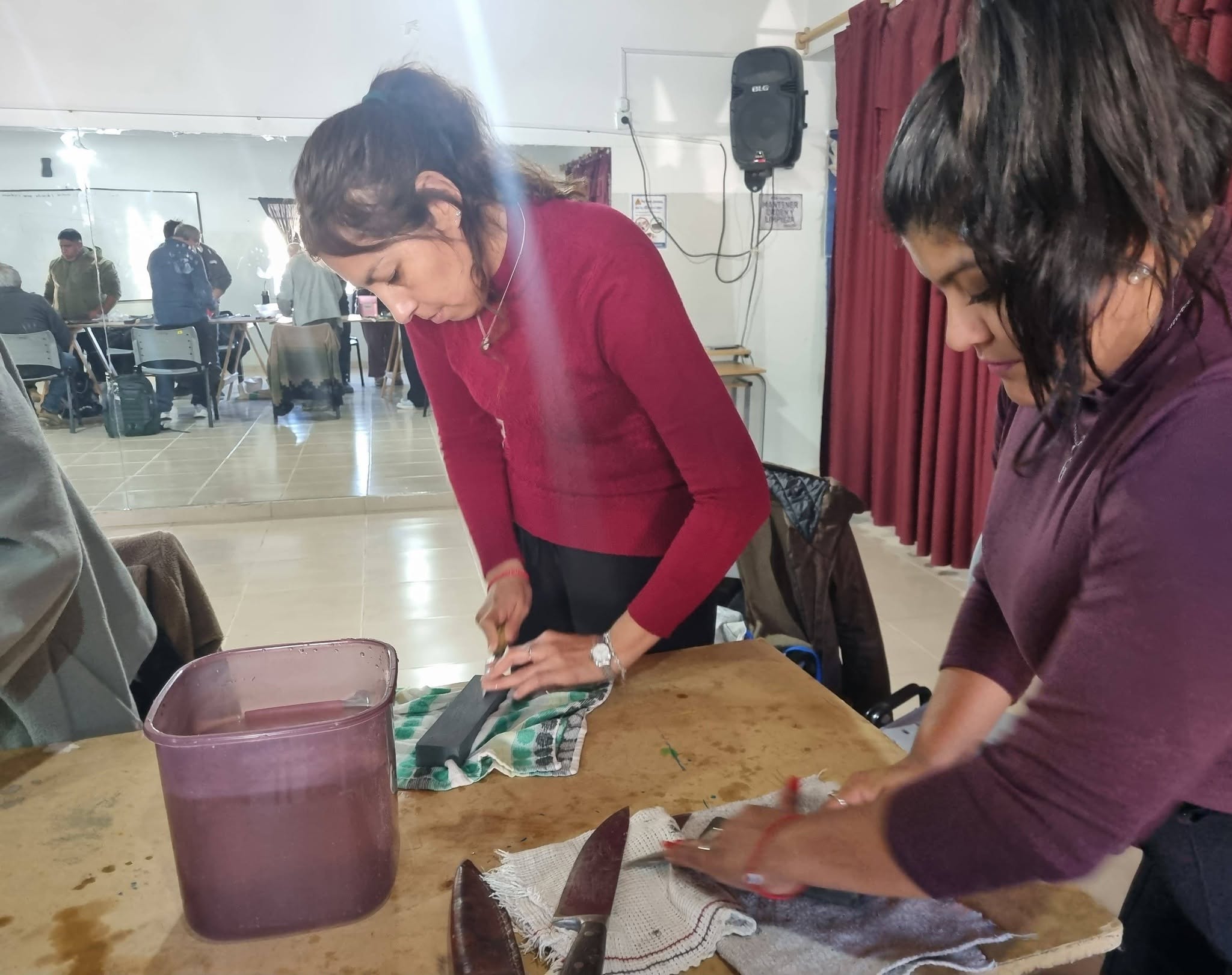 Puerto Madryn: se realizó el segundo taller de afilado de cuchillos con foco en la prevención de accidentes domésticos