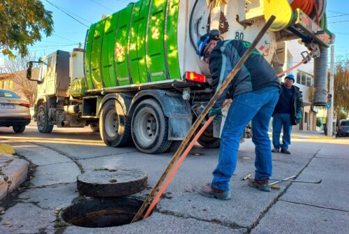 Intensifican tareas de mantenimiento en colectores cloacales del centro de Puerto Madryn