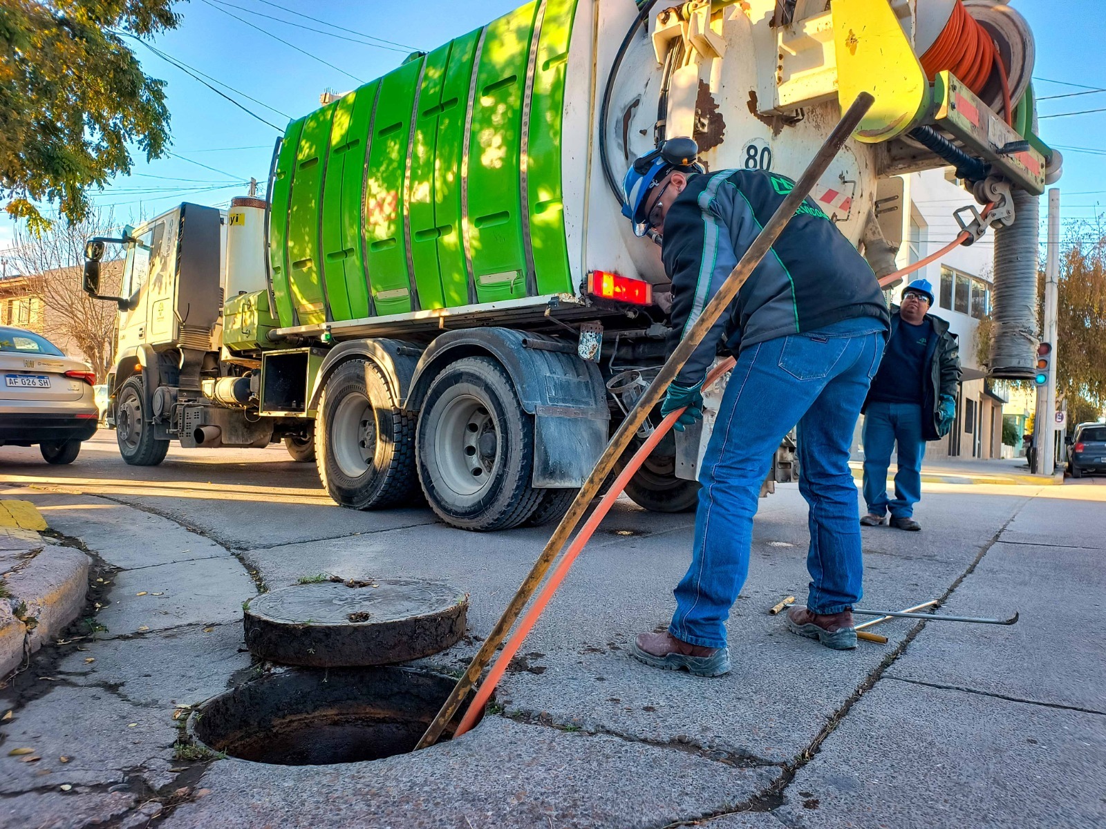 Intensifican tareas de mantenimiento en colectores cloacales del centro de Puerto Madryn