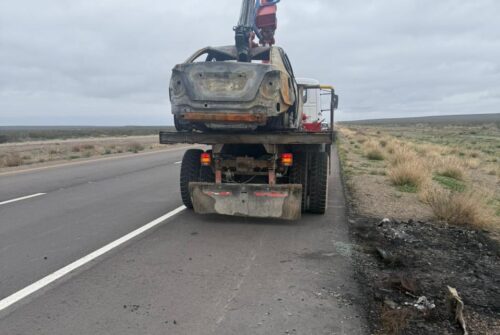 Retiraron de la Ruta 3 un vehículo incendiado que representaba un riesgo para el tránsito