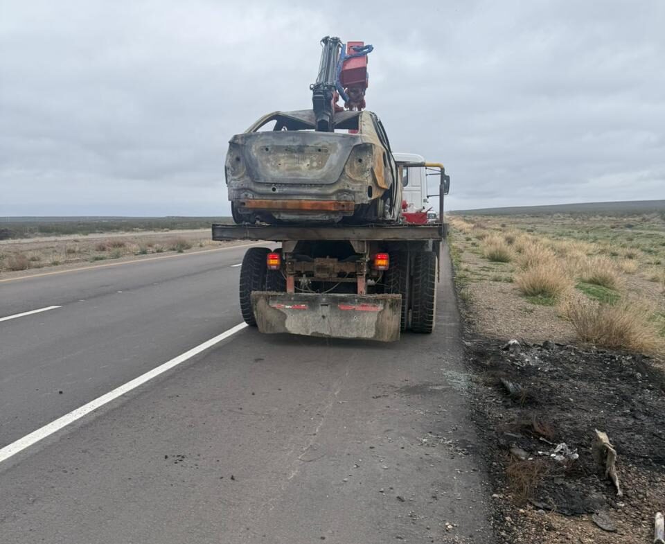 Retiraron de la Ruta 3 un vehículo incendiado que representaba un riesgo para el tránsito