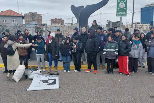 Estudiantes de la escuela 7726 participaron de una jornada de limpieza de playas