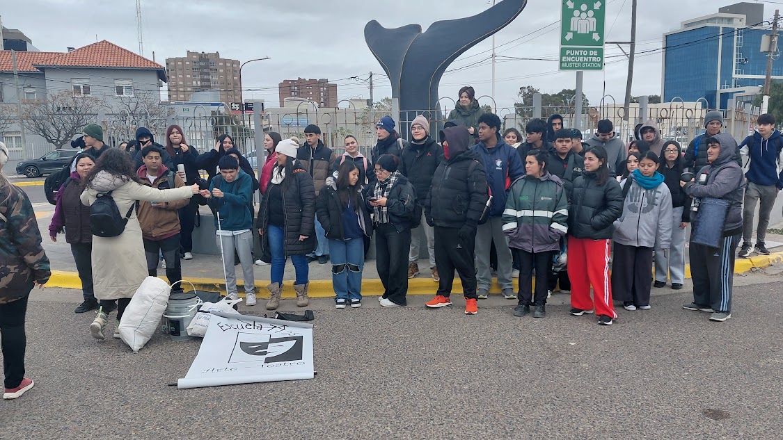Estudiantes de la escuela 7726 participaron de una jornada de limpieza de playas
