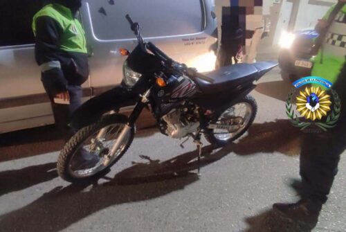 Detuvieron en Madryn a un joven que circulaba en una moto robada, sin patente y borracho