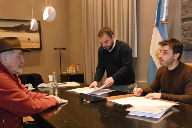 Torres firmó el decreto para licitar la construcción del nuevo acueducto de Comodoro Rivadavia
