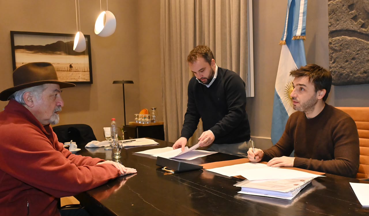 Torres firmó el decreto para licitar la construcción del nuevo acueducto de Comodoro Rivadavia