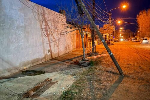 Chocó un poste del tendido eléctrico y se dio a la fuga