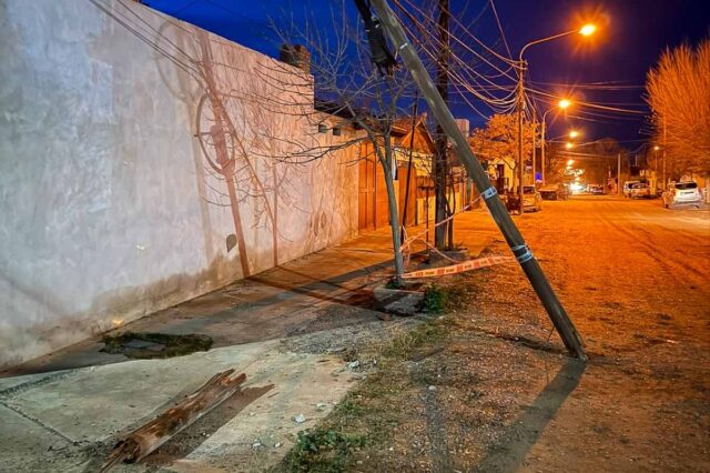 Chocó un poste del tendido eléctrico y se dio a la fuga