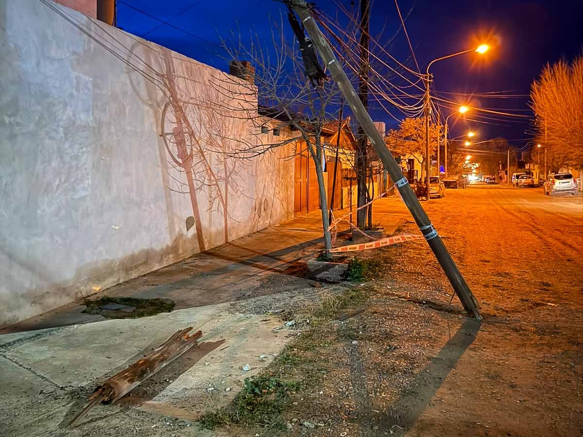 Chocó un poste del tendido eléctrico y se dio a la fuga