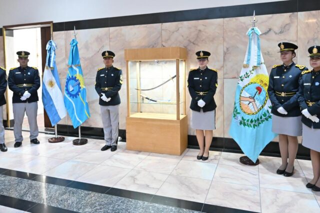 La réplica del Sable Corvo de San Martín se exhibe por primera vez en la Casa de Gobierno