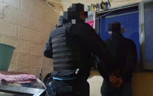 Fue a la casa de su madre, la insultó y terminó detenido porque tenía un pedido de captura