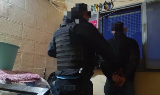 Fue a la casa de su madre, la insultó y terminó detenido porque tenía un pedido de captura