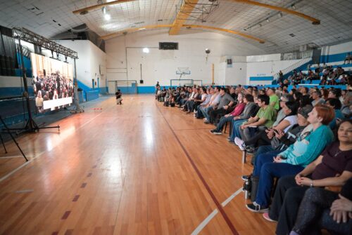 Más de 500 vecinos acompañaron desde Trelew el histórico concierto de la Orquesta del barrio INTA en el Teatro Colón